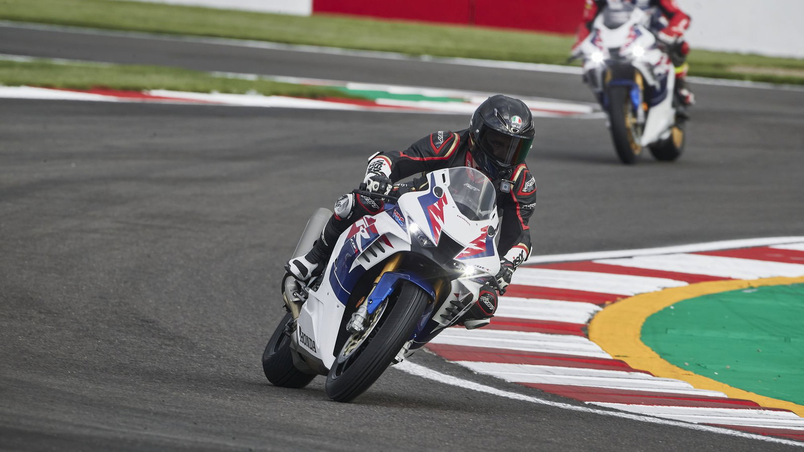 John McGuinness chasing down Toad from Visordown on Honda Fireblades